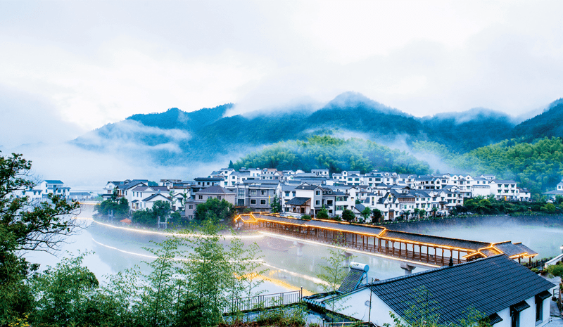 图为2016年5月拍摄的淳安县枫树岭镇下姜村,晨雾笼罩下的下姜村美如