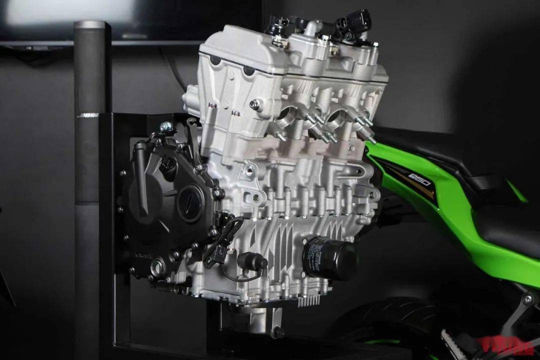 川崎四缸250复古车z250rs