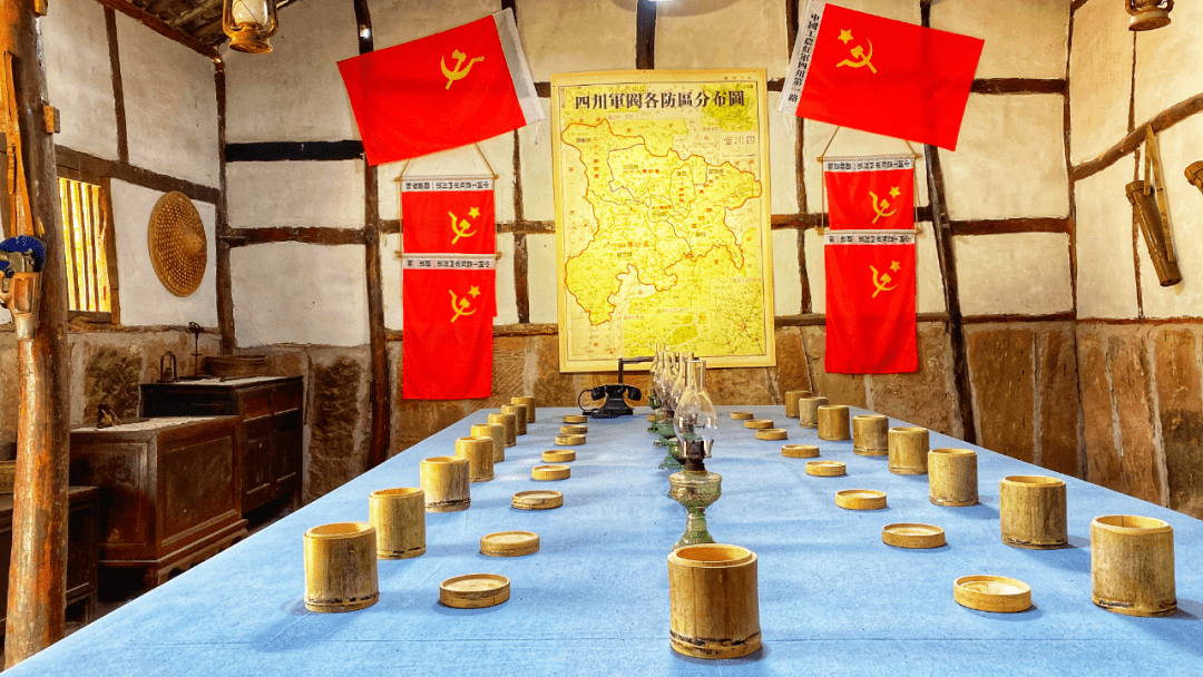 中国工农红军四川第一路军指挥部旧址屋子里的生活用品,蓑衣,竹凳