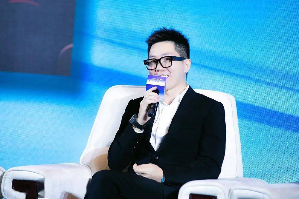 康力公司名誉董事长许瀞予,康力公司新任董事长郑少东,以及康力健康