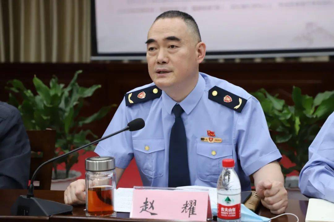 区市场监管局局长赵耀向代表做专题汇报.