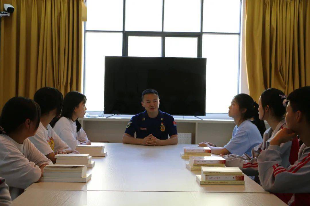 泸源中学师生代表走进红门"零距离"体验消防