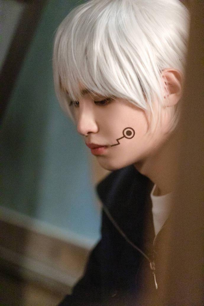 黄明昊cos狗卷棘高清剧照来袭白发造型突破次元壁变身撕漫男