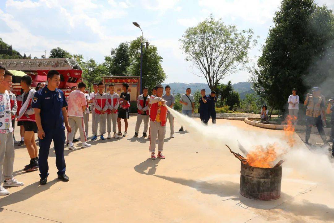 泸源中学师生代表走进红门零距离体验消防