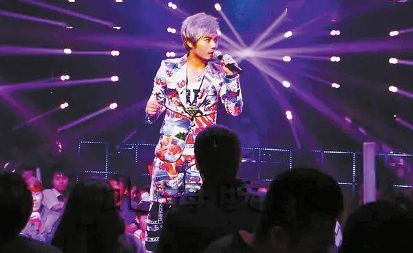 新歌《动感光波》"嗨"上热搜第一_萧全