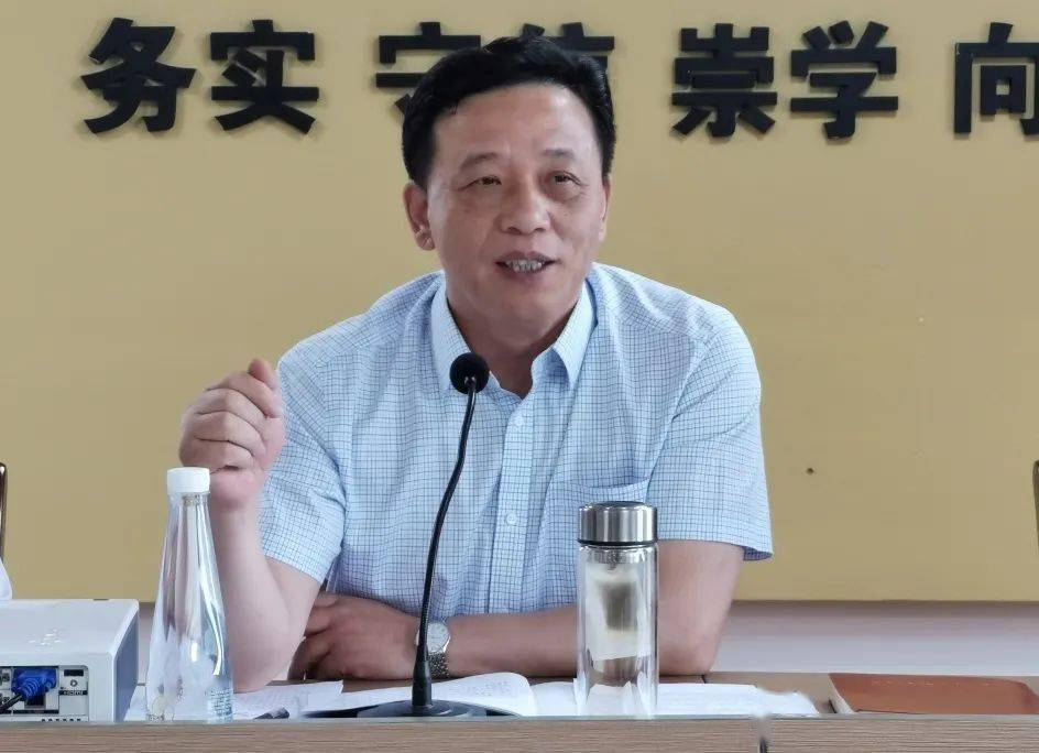 5月11日上午,市人大常委会副主任潘立平到新湾村开