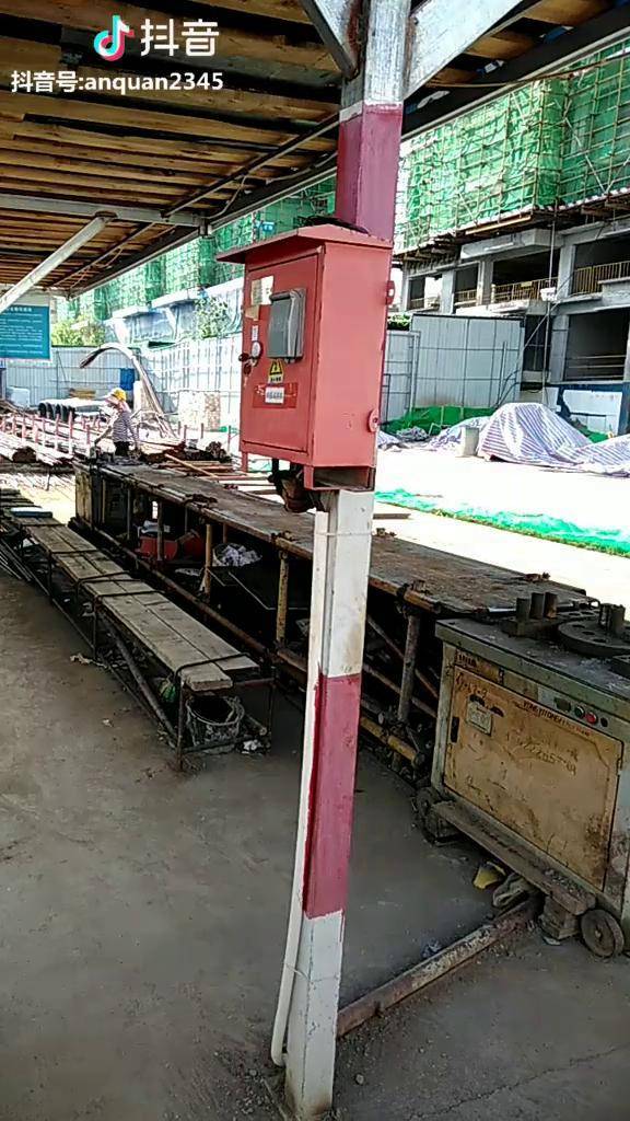 固定式开关箱中心至地面安装高度为14-16米,移动式为08-16米,距离设备