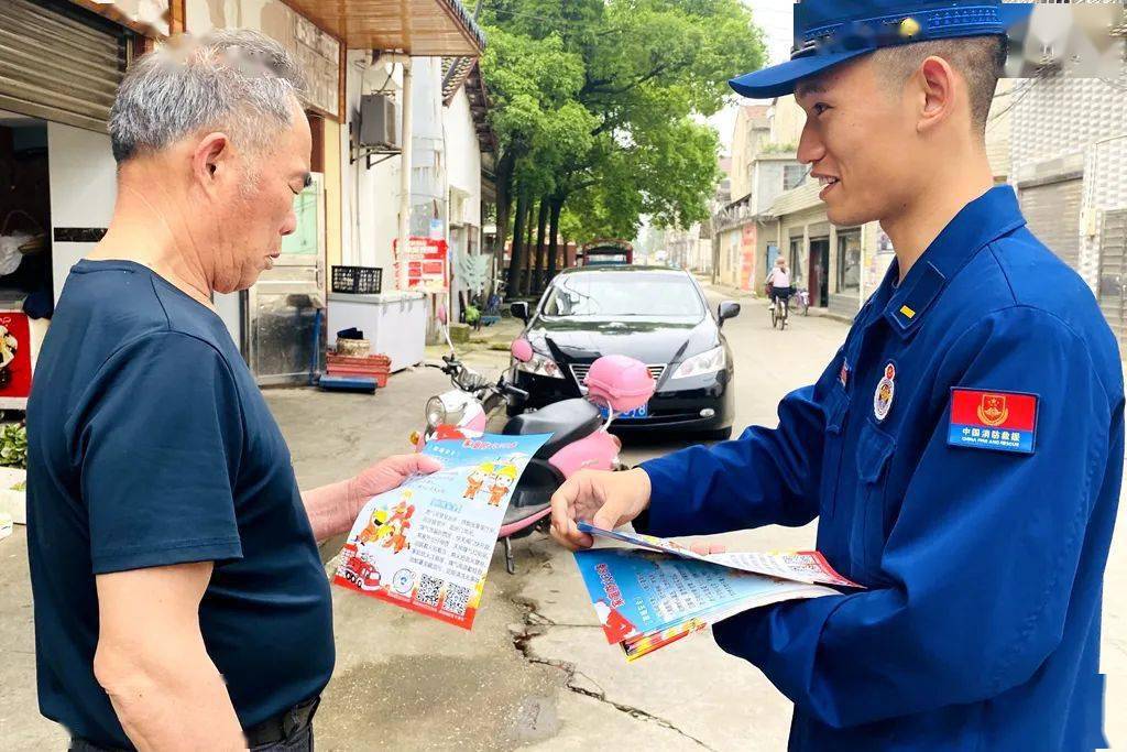 撥打119電話報警,如何開展家庭隱患自查,現場演示了消防器材的使用,並