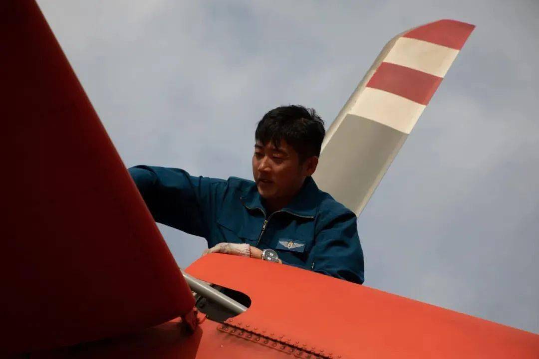 1988年出生,生前系昆明航空救援支队飞行大队一中队飞行员