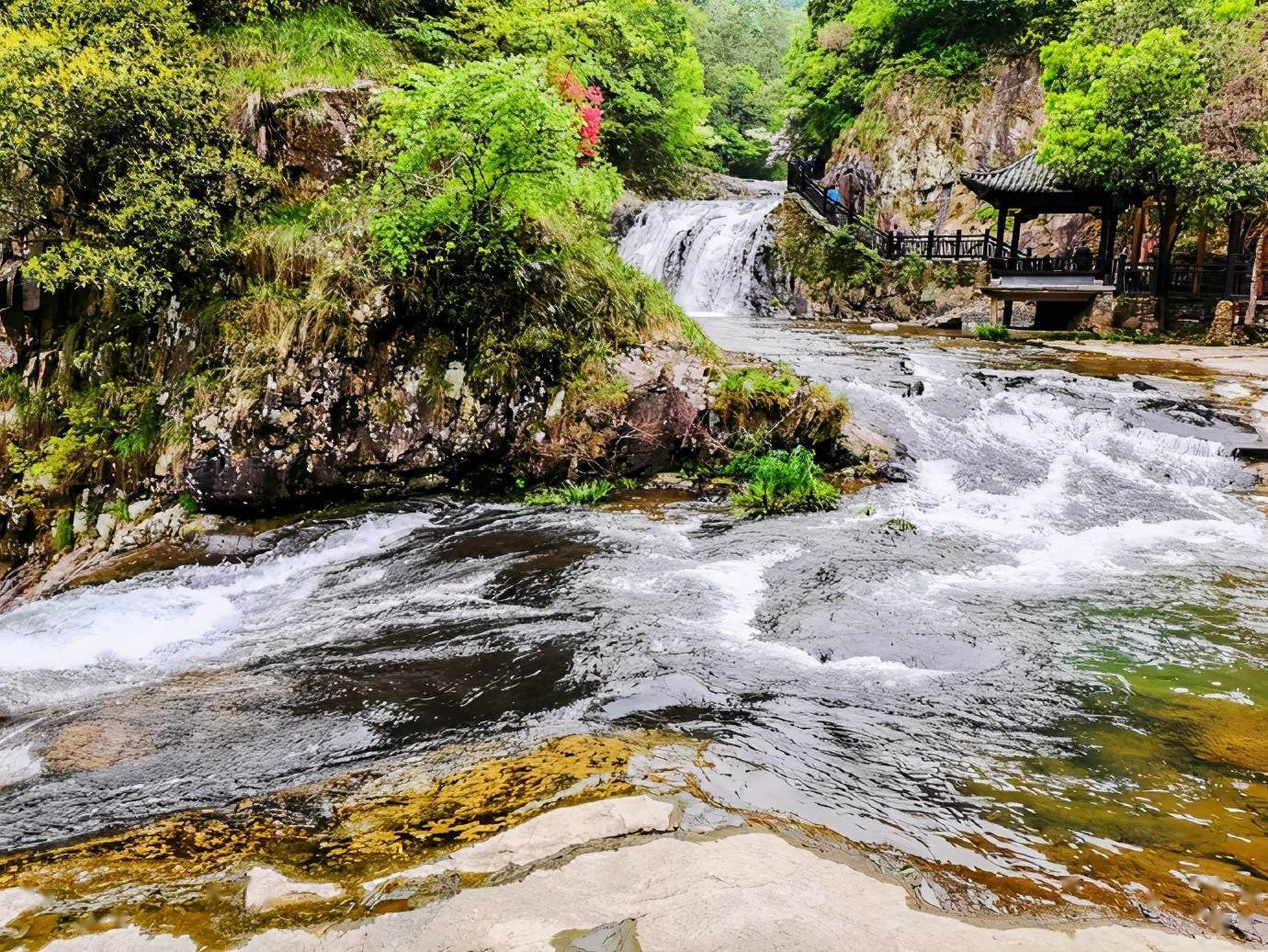 诸暨五泄,神态奇特变幻莫测的飞瀑,你可曾到此一游_瀑布