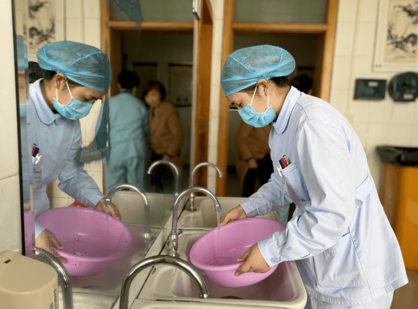 【最美瞬间】优质护理服务:从心做起,真诚相待_病人