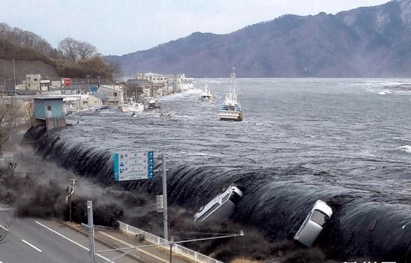 海底地震,火山爆發及其伴生之海底滑坡,地裂縫等