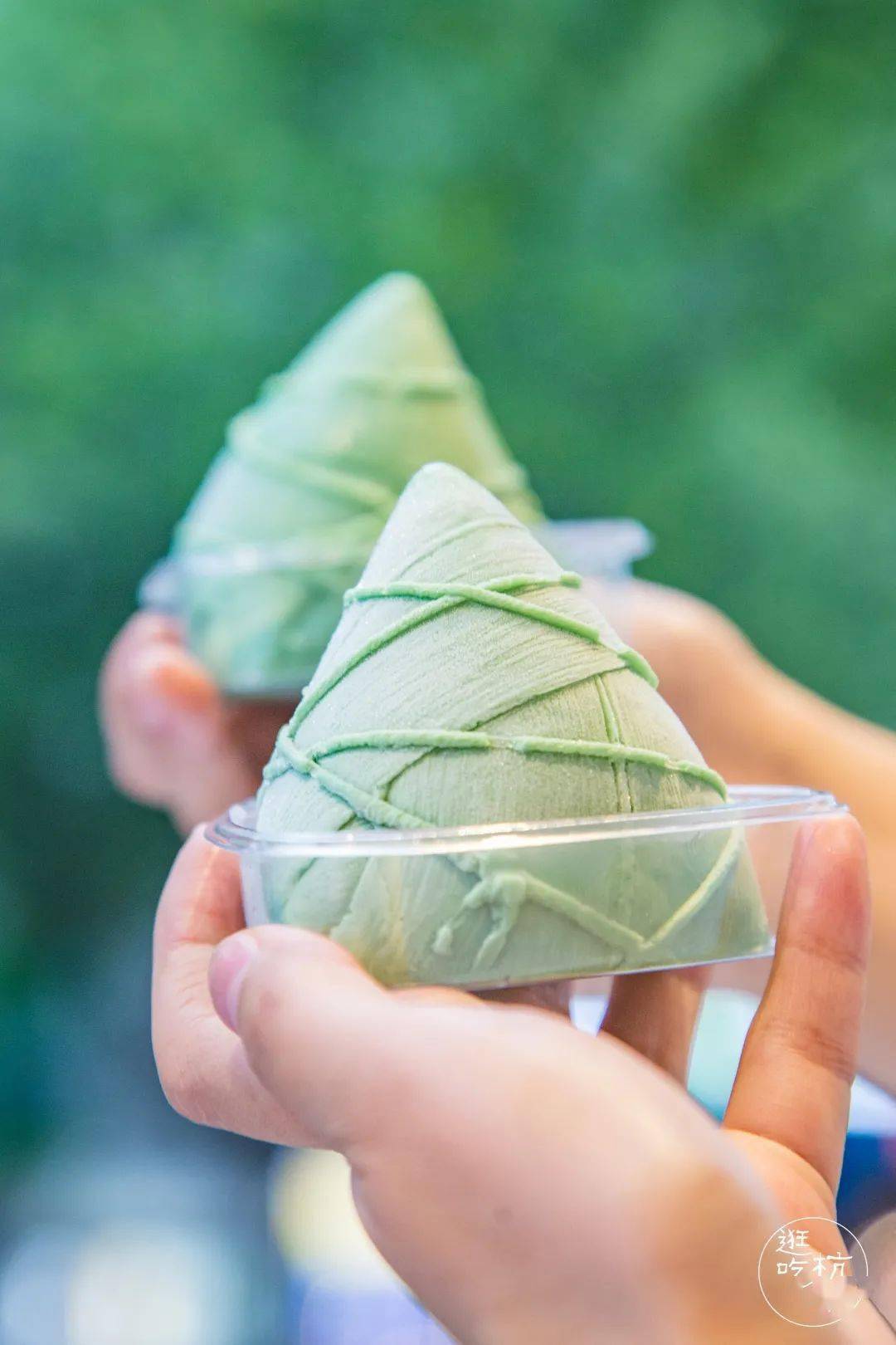 外表绵密顺滑的慕斯,还原了传统粽子的许多细节:粽叶纹路,绑粽绳结,不