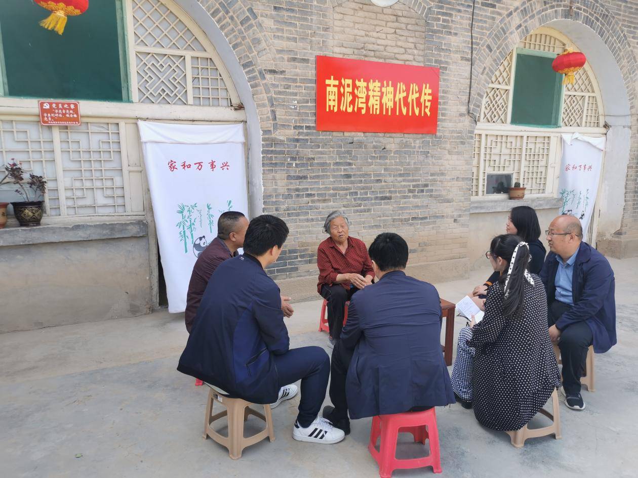 侯秀珍正在向来访者讲述过去的故事.