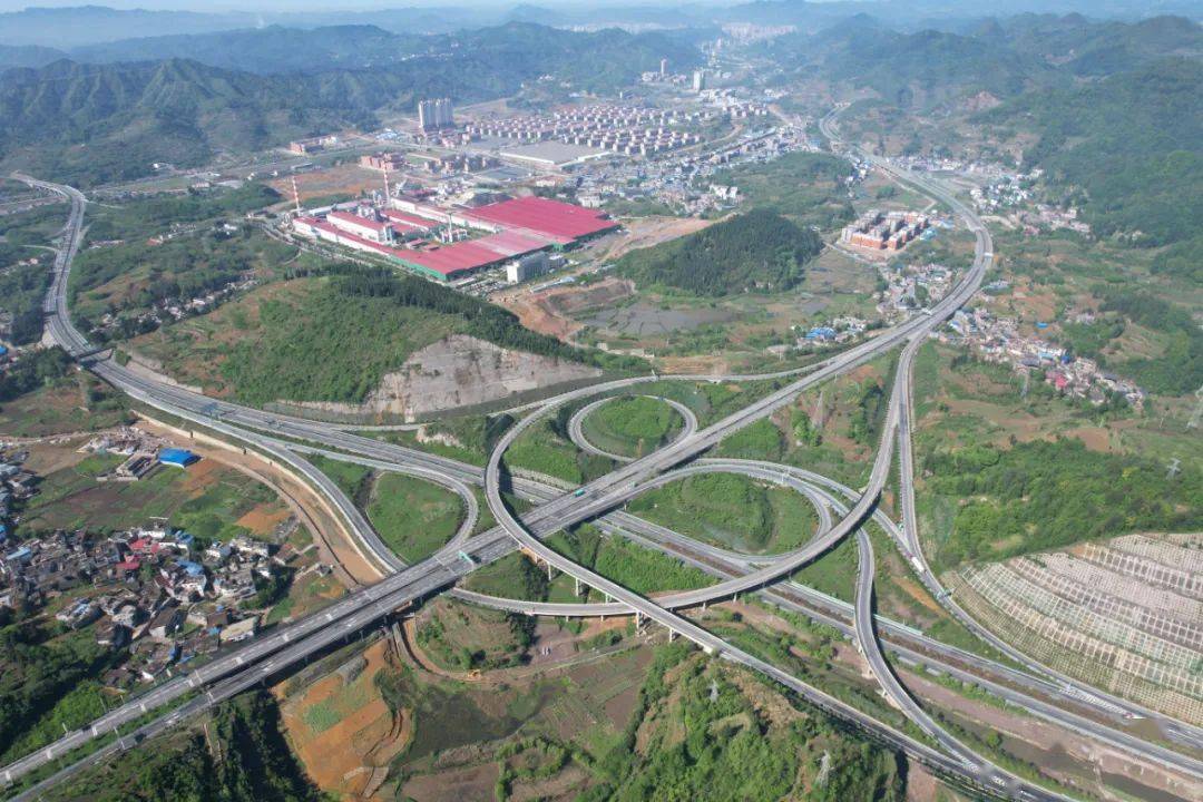 关山度若飞在新时代西部大开发上闯新路
