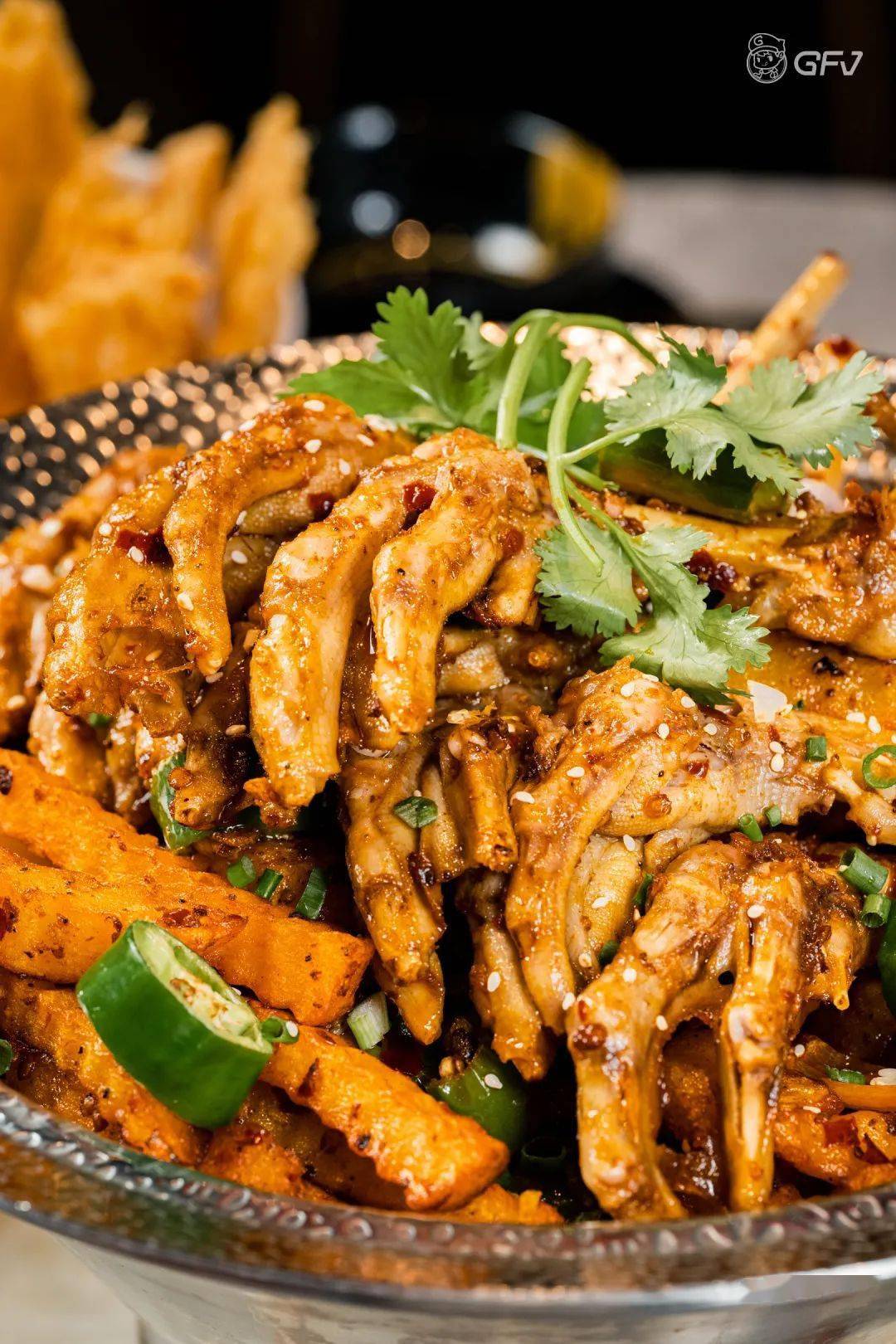 陈氏香鹅掌拨开肉,底下还有土豆,花菜,豆芽等配菜,分量满满的,老板