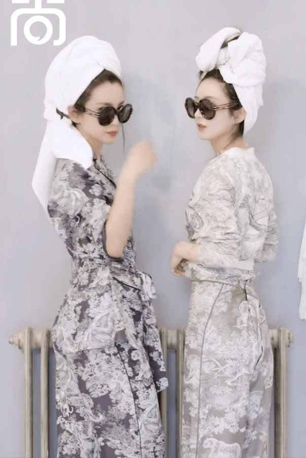 赵丽颖李冰冰合体登封,穿浴袍戴墨镜摩登感十足,美女同框太养眼