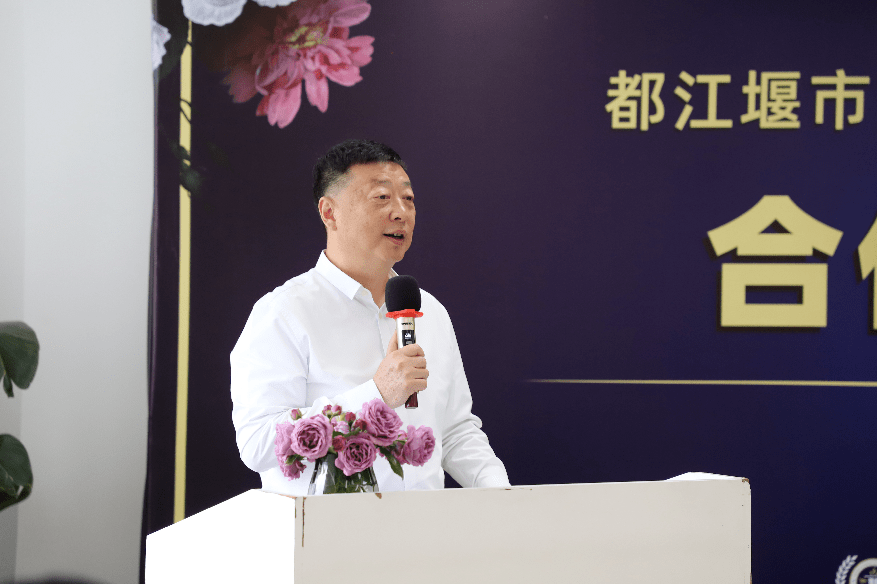 赖敏主持,她代表城投万汇教育集团对成都航空有限公司各位与会嘉宾