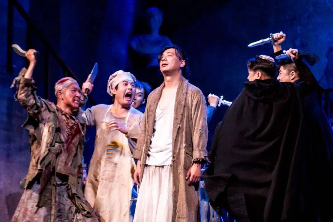 本土化的语言也是本剧的一大特点,作为最早译介卡夫卡,迪伦马特等德语