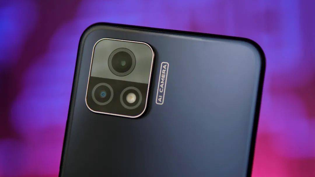 而 iqoo u3 倒是只有两颗摄像头,分别为 4800 万主摄和 200 万虚化