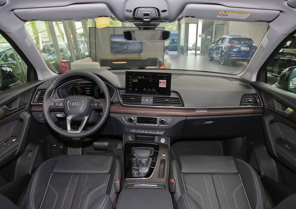 空间部分,新款奥迪q5l与现款车型基本保持一致,行李厢内部空间也非