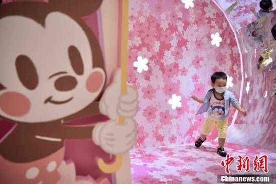 香港市民旺角观赏迪士尼限定 樱花 装饰