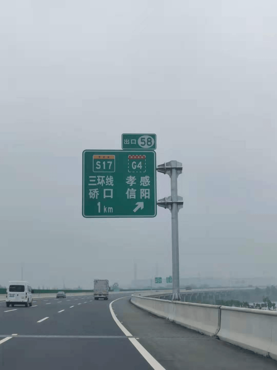 5月11号上午10点钟,记者开车从沌口徐家堡收费站上西四环,经北四环