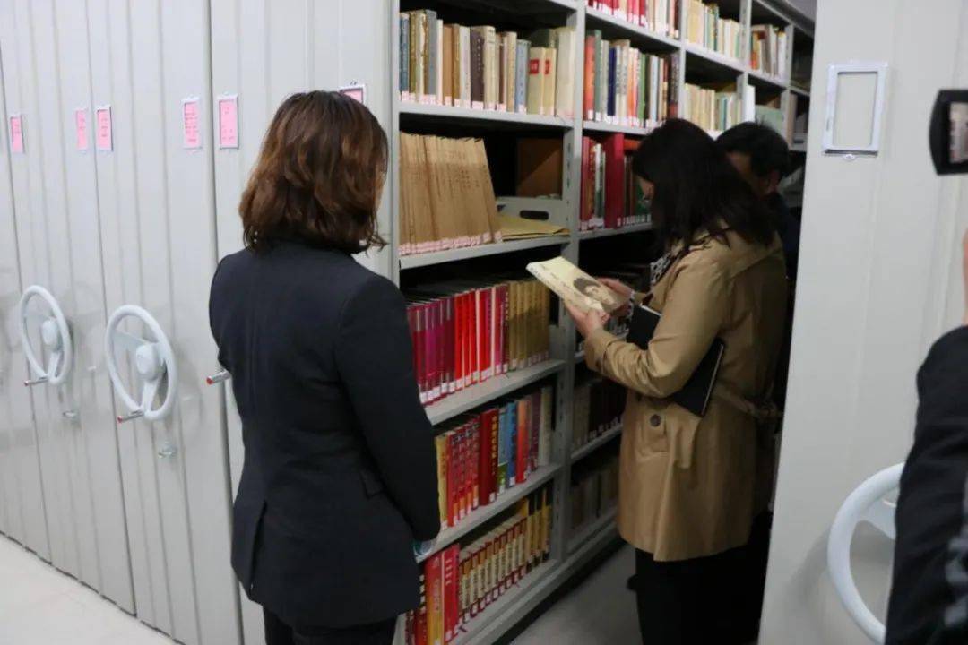 档案馆查阅资料(摄影:晋亚)