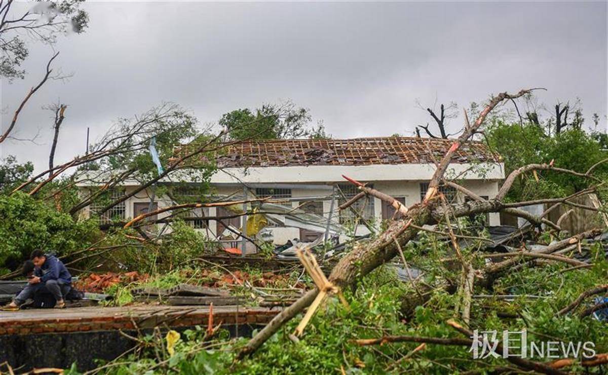 记者直击武汉突发龙卷风救援车辆进场救灾