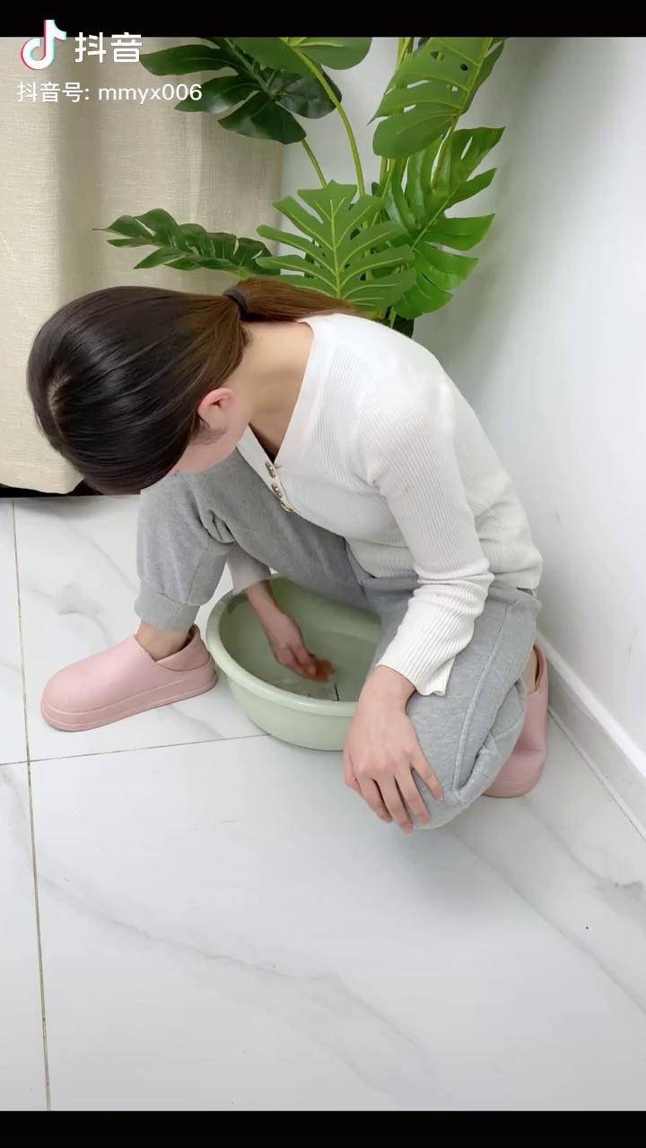 蹲着洗屁屁经常腿麻目眩看看我常用的坐浴盆做在马桶