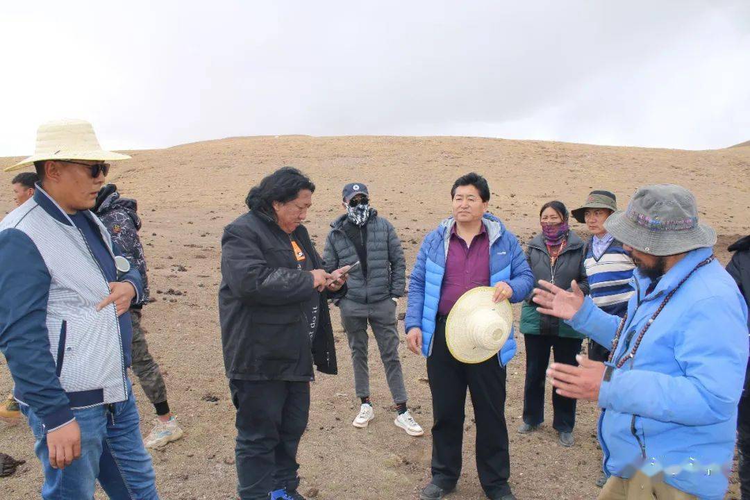 索加乡各个体工商户讲解了关于政法队伍教育整顿活动相关事项及治多