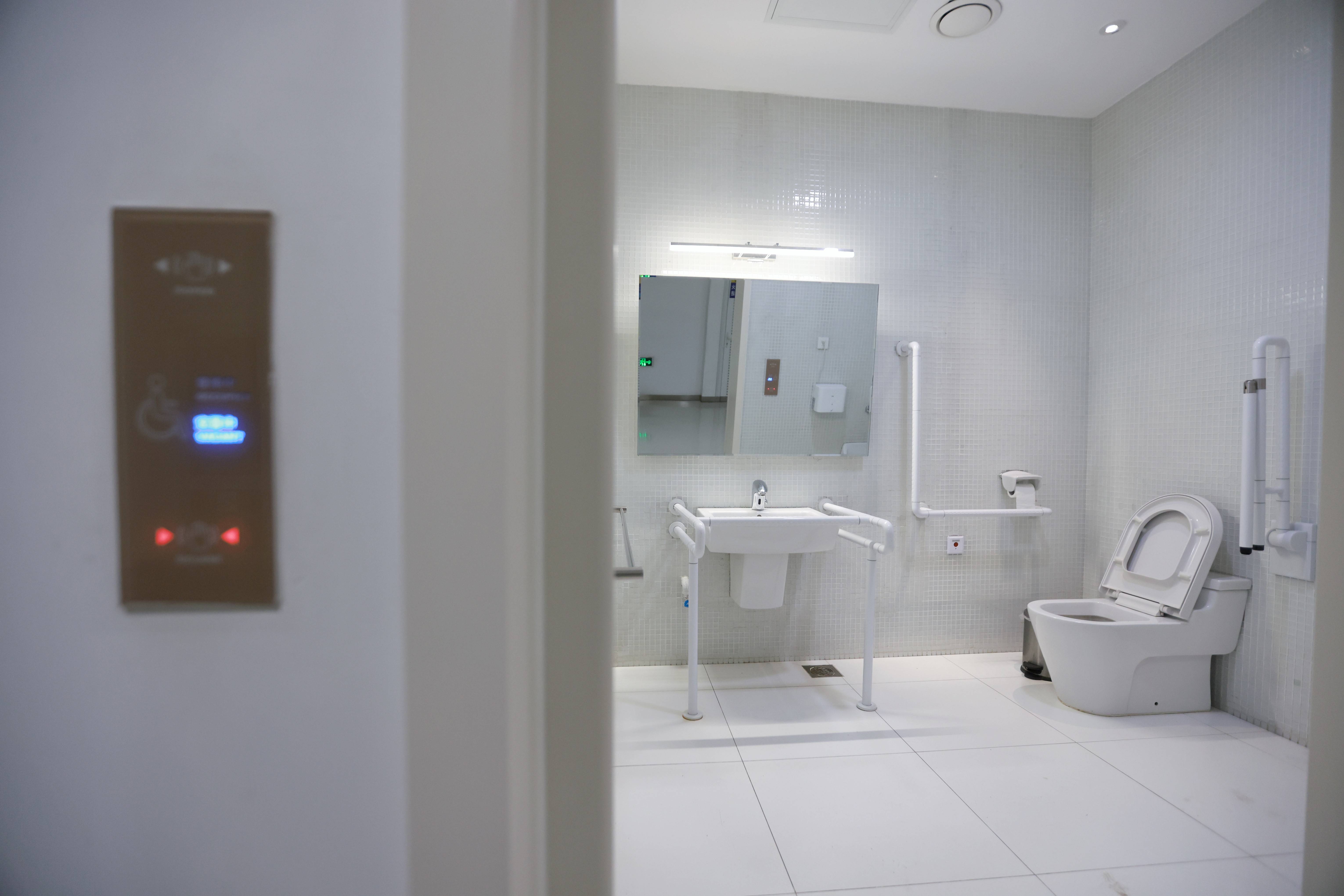 平台之间通过均匀分布的无障碍电梯,道路系统