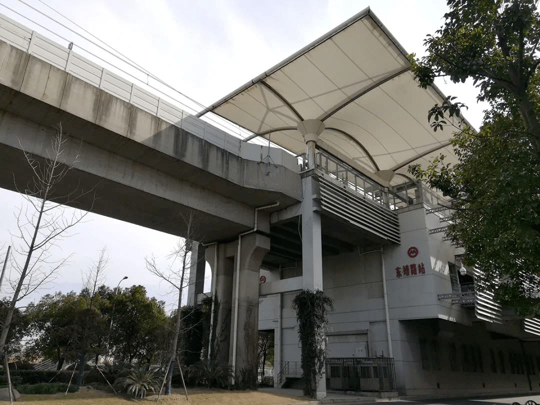 6号线东靖路地铁站自驾上,主要依靠周家嘴路-东靖路隧道,直线约760米