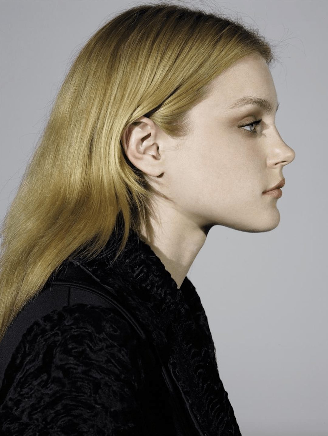 两片薄唇如娇艳花瓣,娇翘的鼻子和微微肉感的鼻尖又增添了几分稚气和