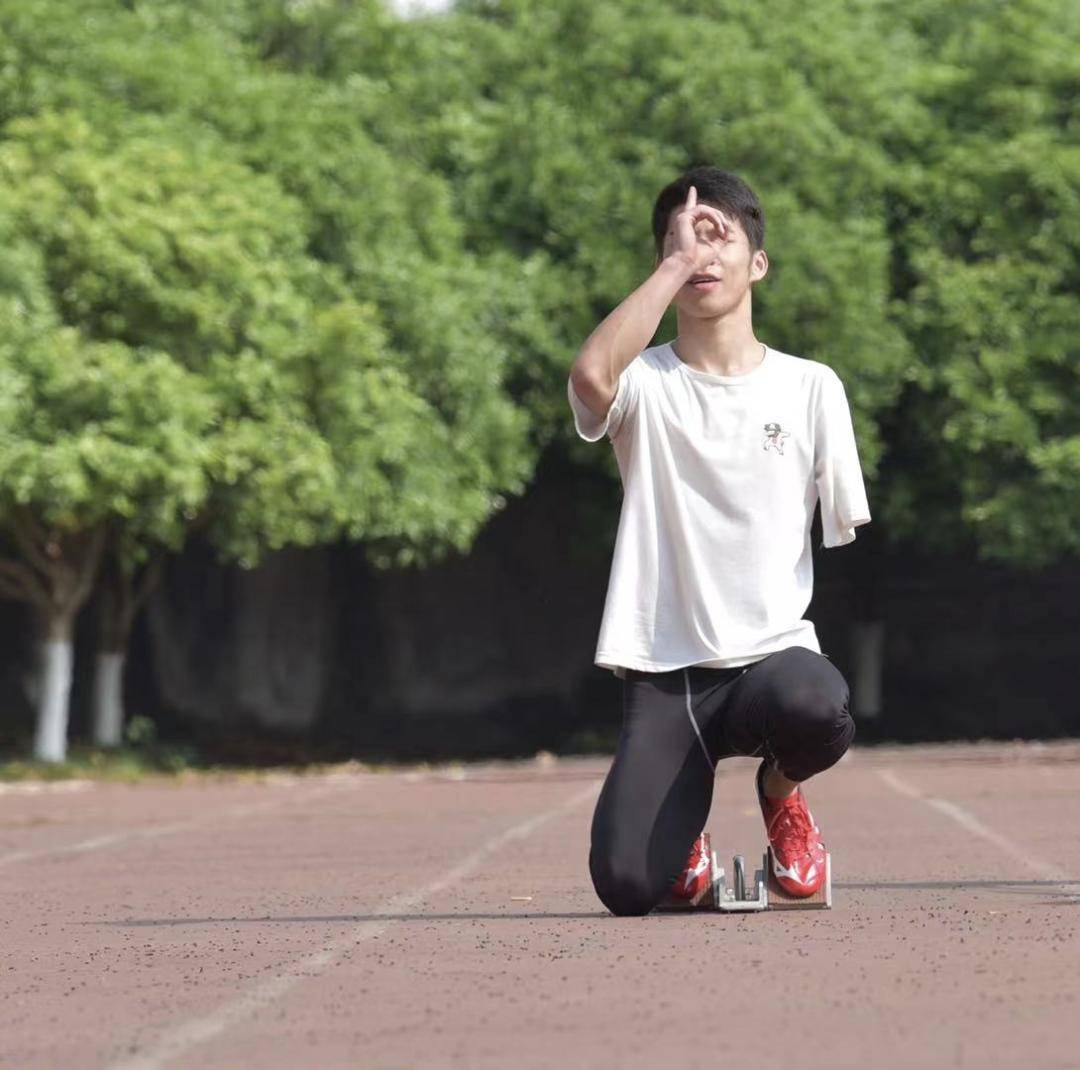 独臂少年夺得百米赛跑冠军网友他有隐形的翅膀