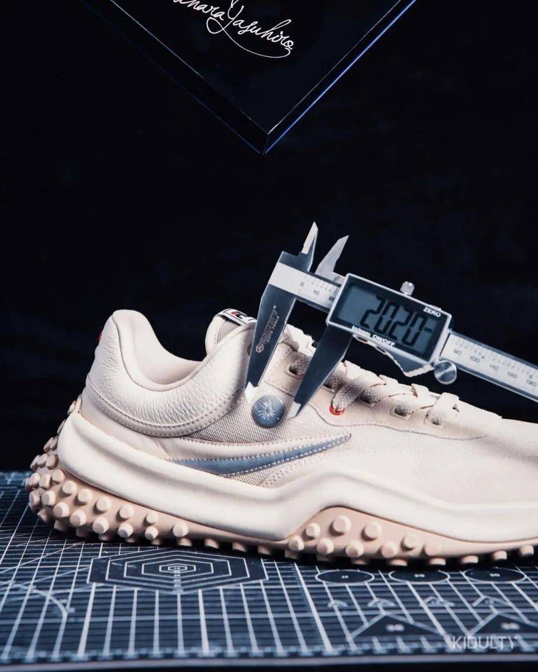 蔡徐坤实力演绎腰果花mihara新款发售