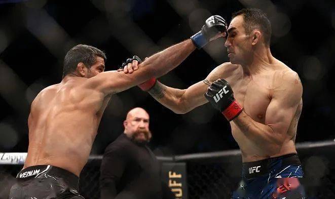 他在和本尼尔-大流士的比赛中几乎毫无还手之力,在地面被压制了10多