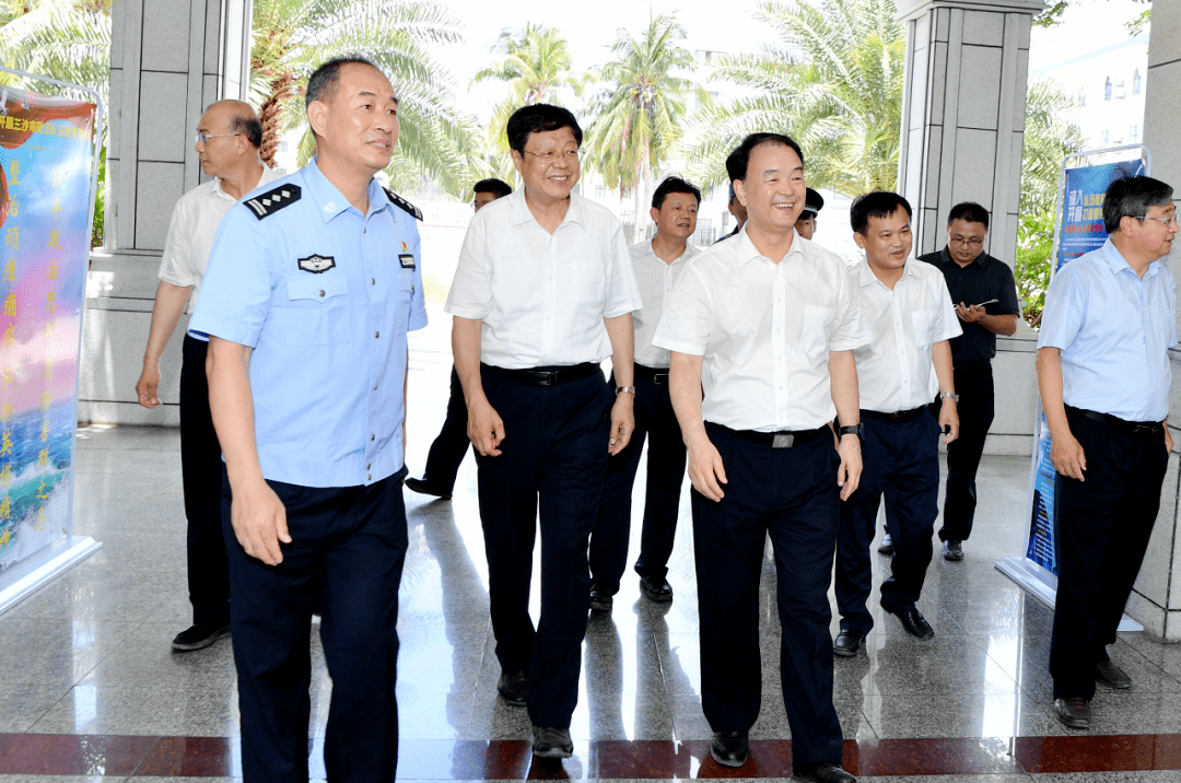 杜航伟一行先后来到三沙市爱国主义教育基地,三沙市公安局,海口市美兰