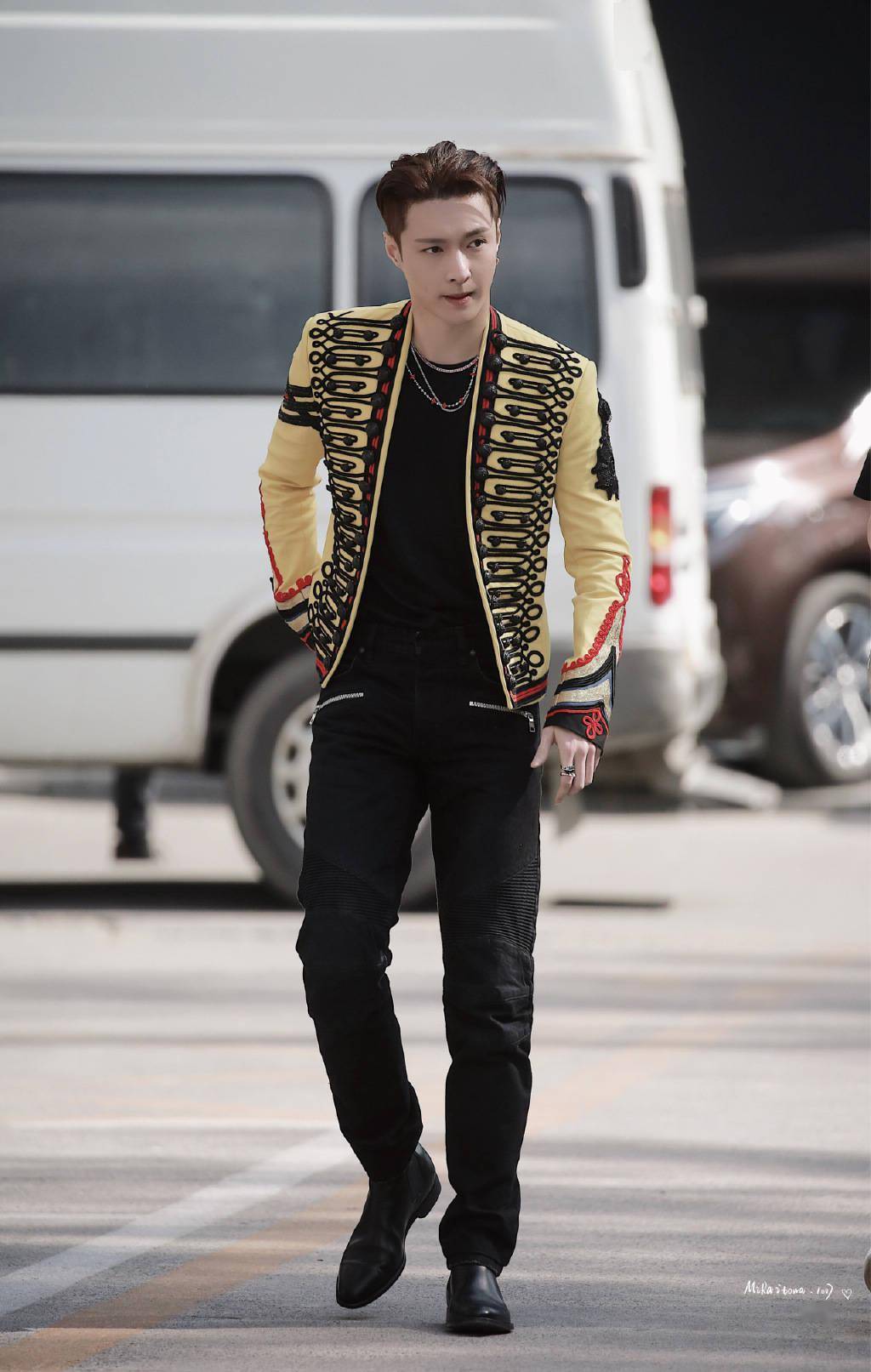 张艺兴今日《金曲青春》录制路透,大佬出街!