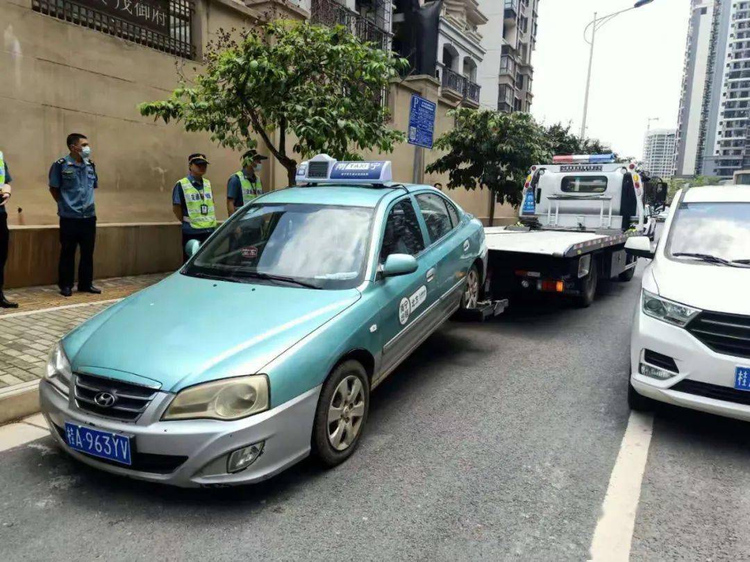 以假乱真遭投诉执法人员迅速查处克隆出租车