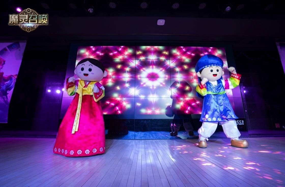 人偶为大家带来hip hop热舞,可爱与帅气兼备,新鲜十足的舞蹈引来全场