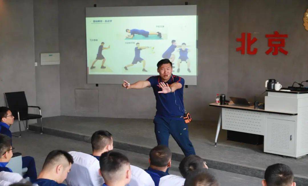 专业体能训练及康复专家黄鑫教练为学员们授课,黄鑫教练长期从事体能