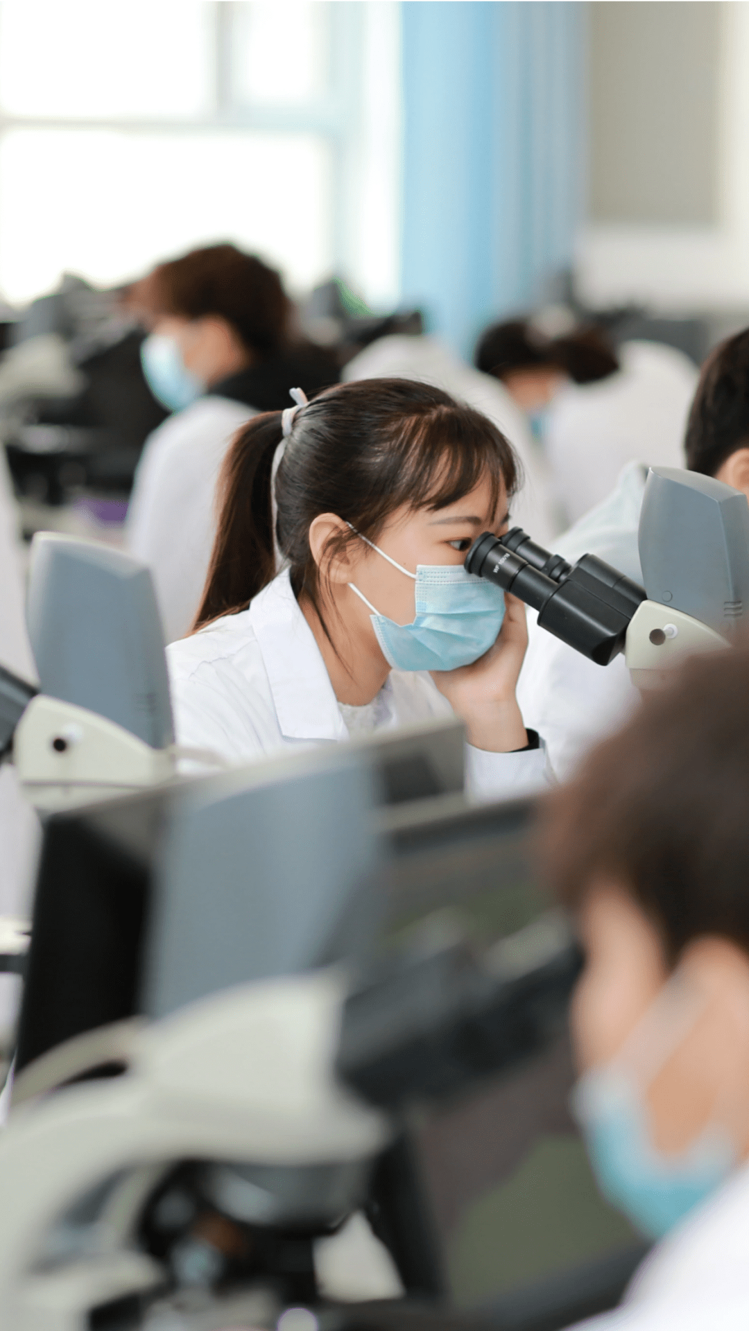 新医学子的日常实验室里专注的你