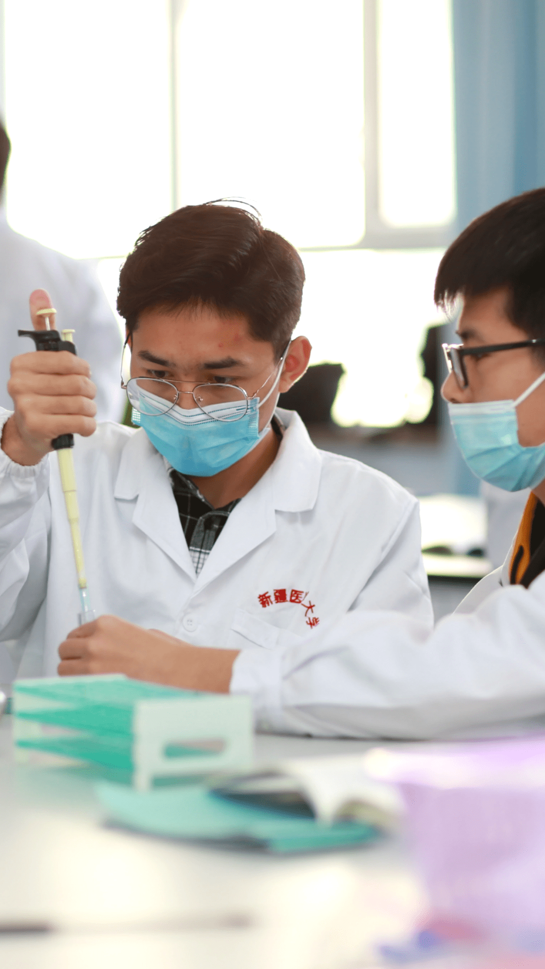 新医学子的日常实验室里专注的你