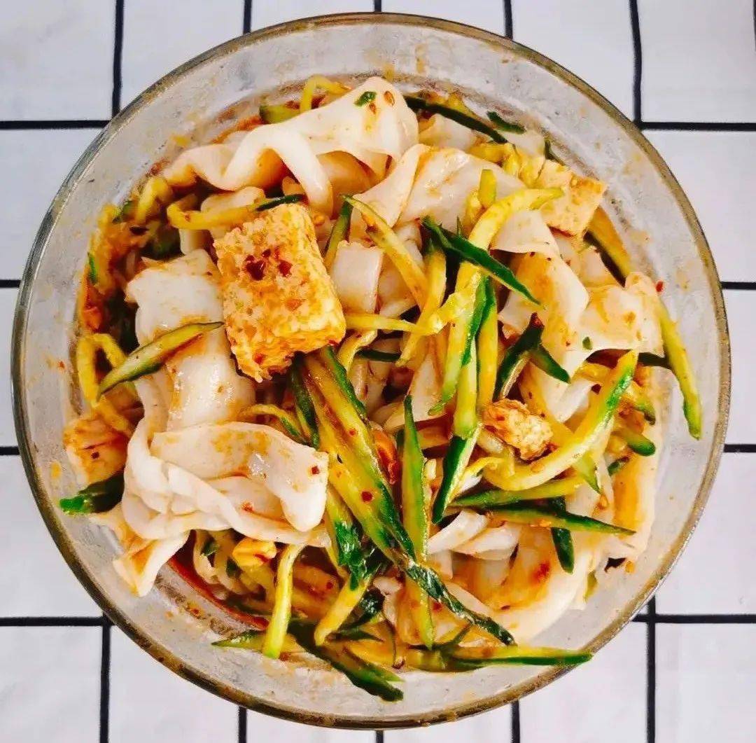 拌开之后,凉皮的味道一下子上来了,麻麻的q弹,劲道,筷子使劲儿都弄不