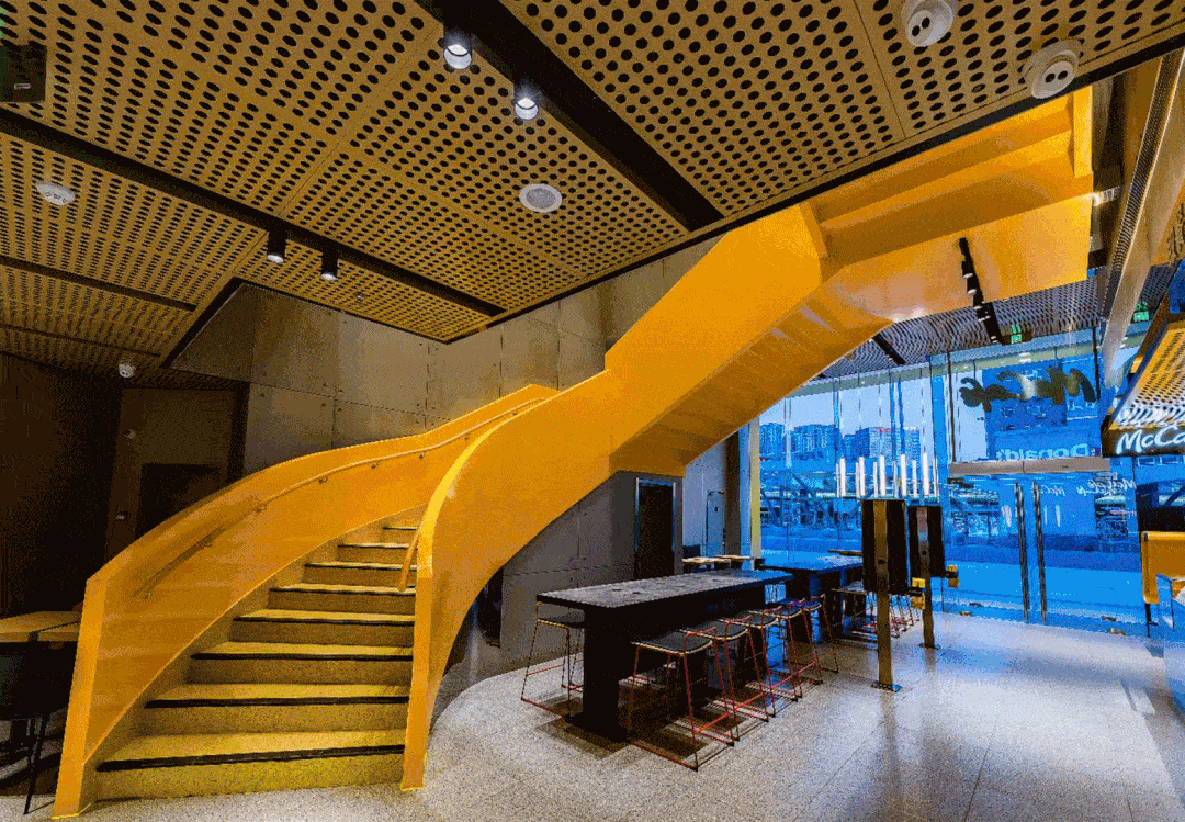 像一缕阳光点亮了全场阳光黄色旋转楼梯冷静而大胆的色调营造了时尚的