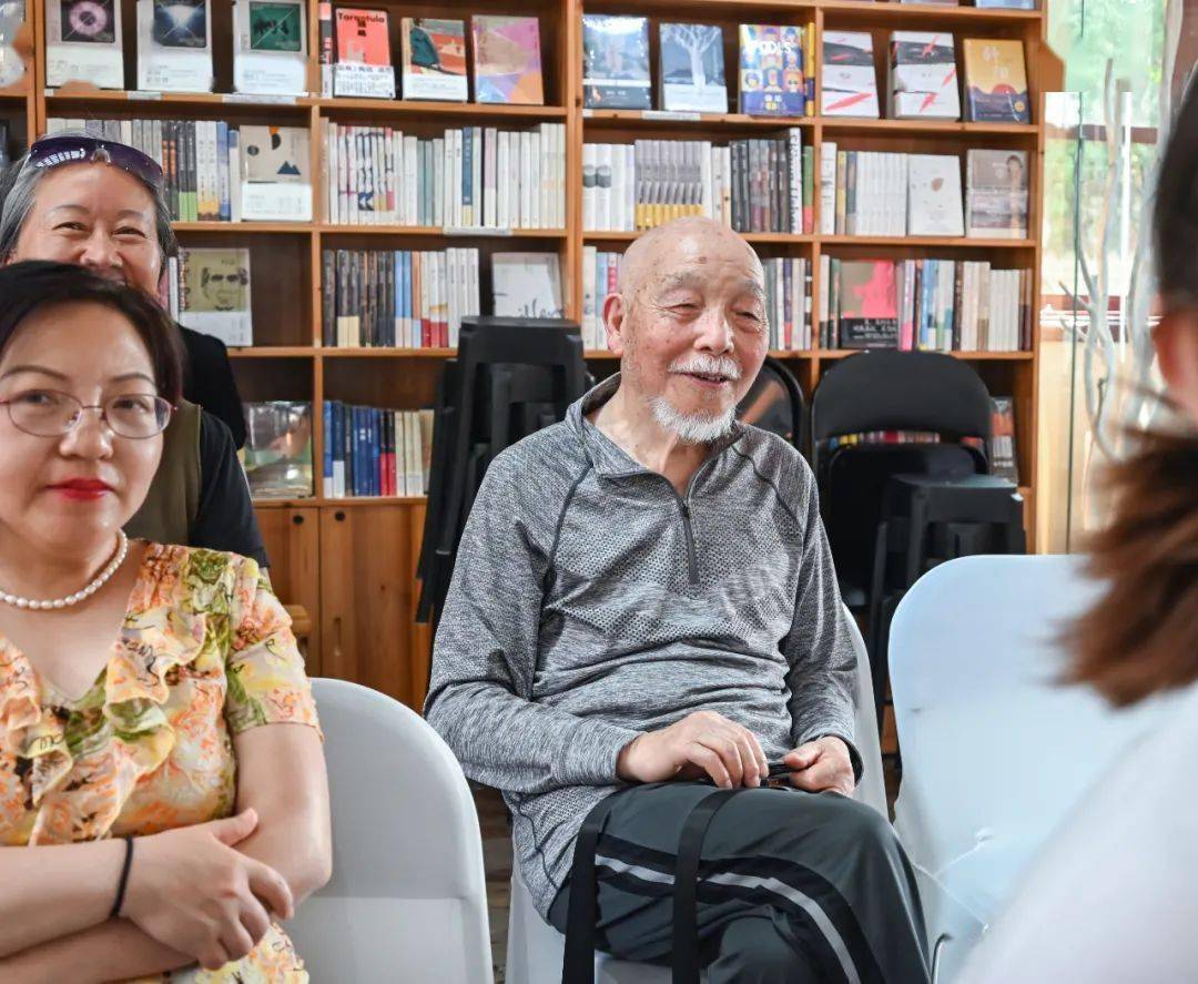 诗人唐亚平做客书香61花溪青岩阅读推广活动谈纪录片纪录片是一种