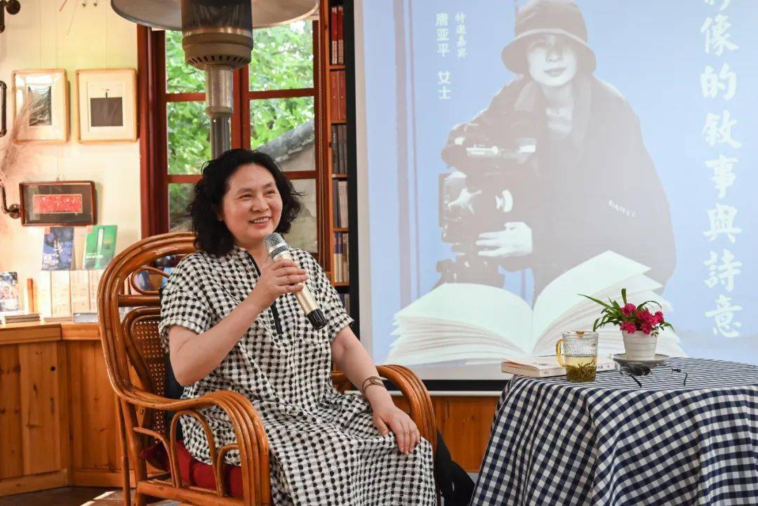 诗人唐亚平做客书香61花溪青岩阅读推广活动谈纪录片纪录片是一种