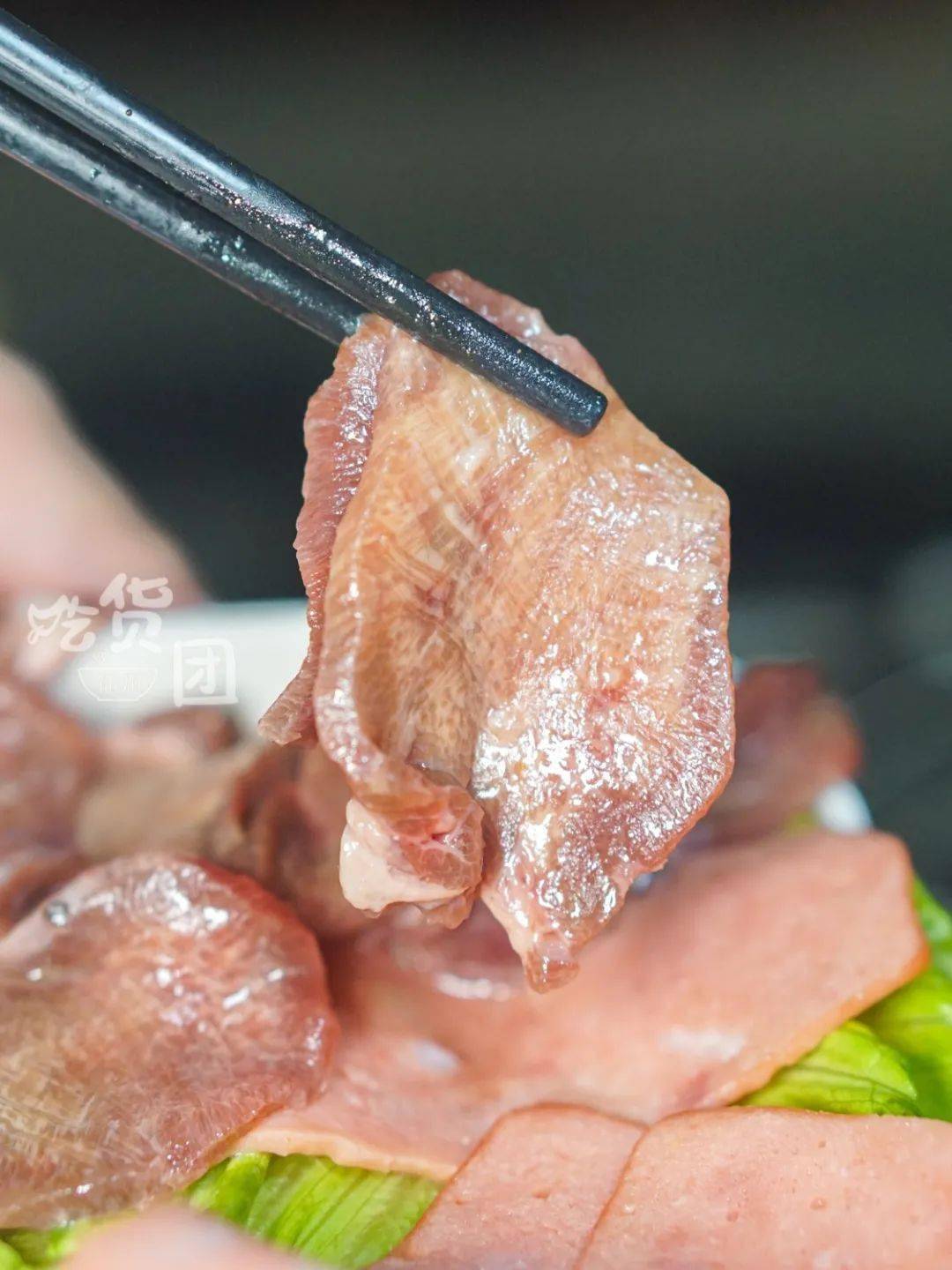先来一份烤肉拼盘牛肉牛舌培根三种食肉兽们都爱的肉类满满一大盆