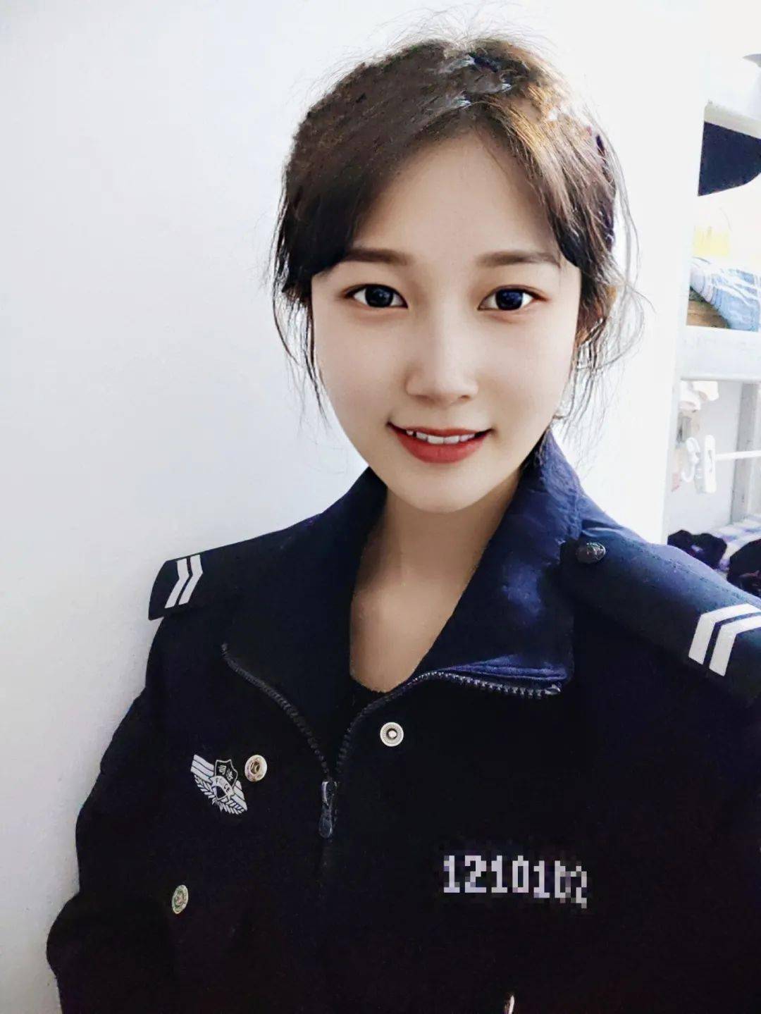 我们是女子监狱新一代青年警察,学着前辈的样子,坚守在值班岗位上.